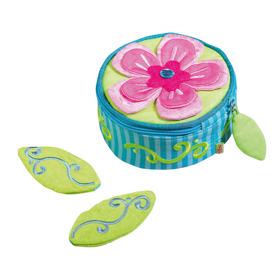 Une jolie bo�te � zip ronde et fleurie pour emmener ses bijoux ou petits se
