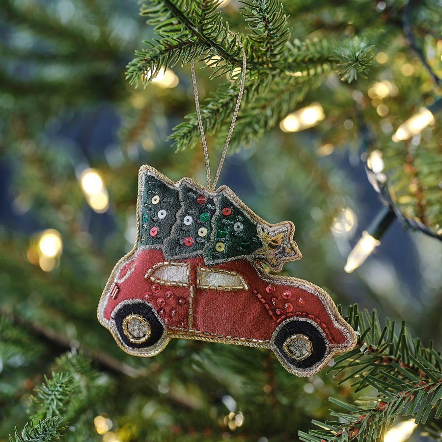 Bijoux à coller voiture rouge avec sapin