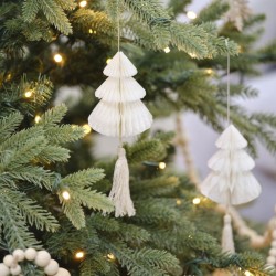 4 Sapins de Noël Blanc avec Pompons à Supsendre - en Nid d Abeille. n°1