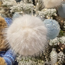 Branche avec 3 boules en fourrure blanche. n°3