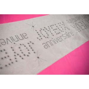 Chemin de Table Joyeux Anniversaire Blanc
