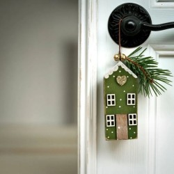 Suspension de Nol  Maison en Bois. n1